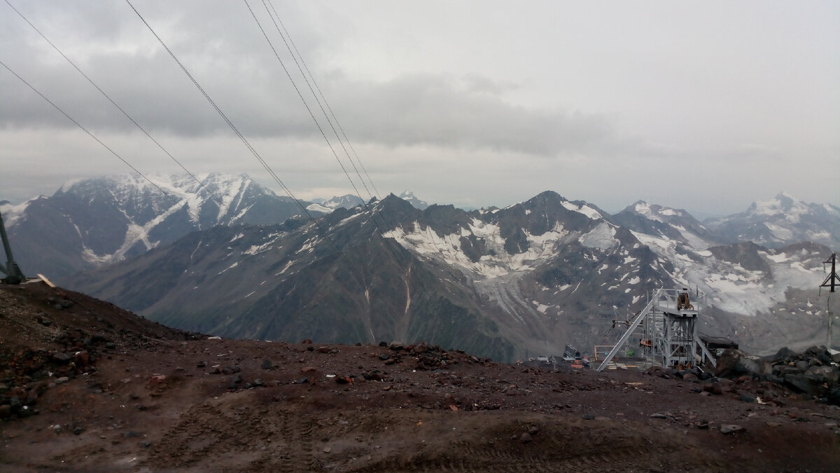 Погода в 7 часов 50 минут. Вид гор с приюта "Бочки".