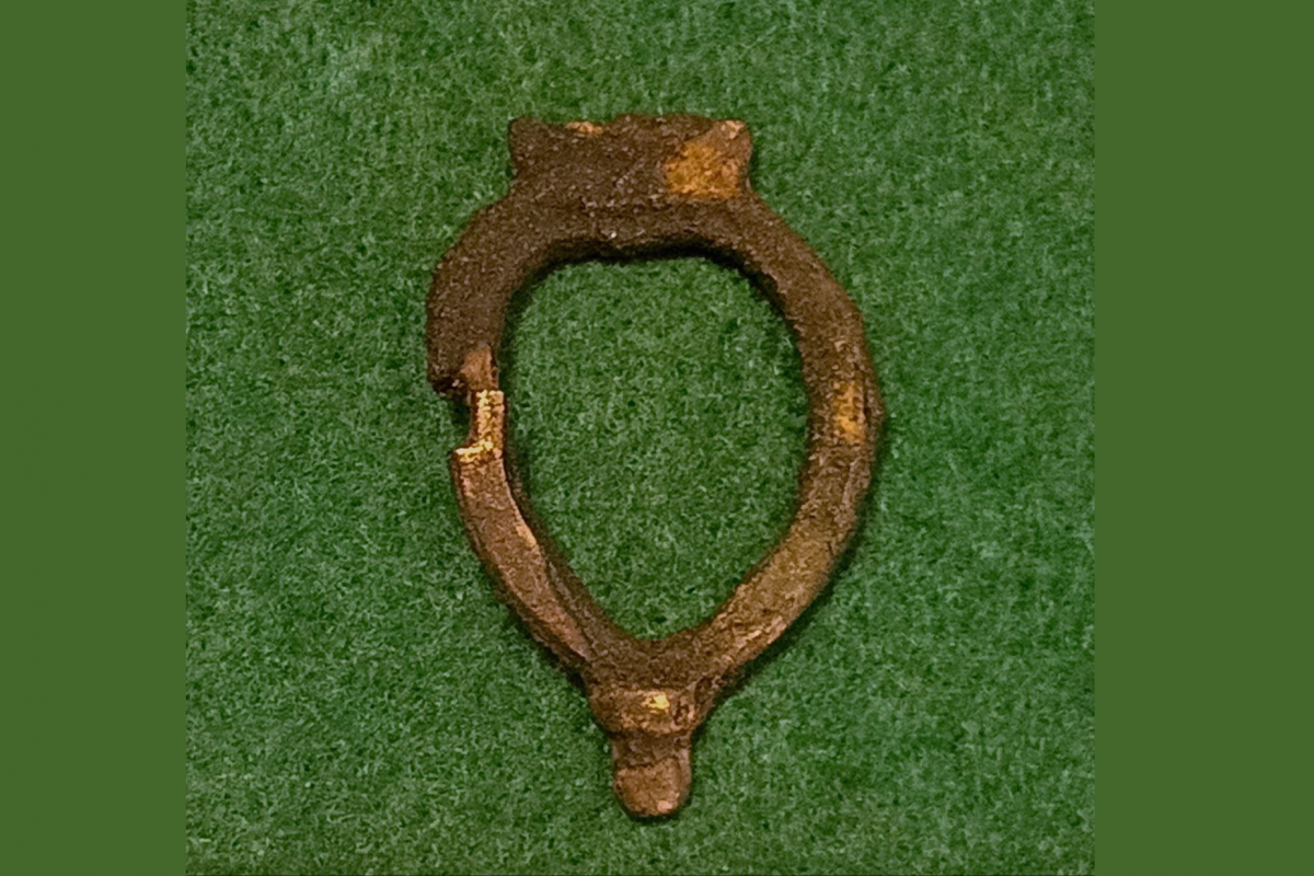    В Печорах нашли старинную застежку