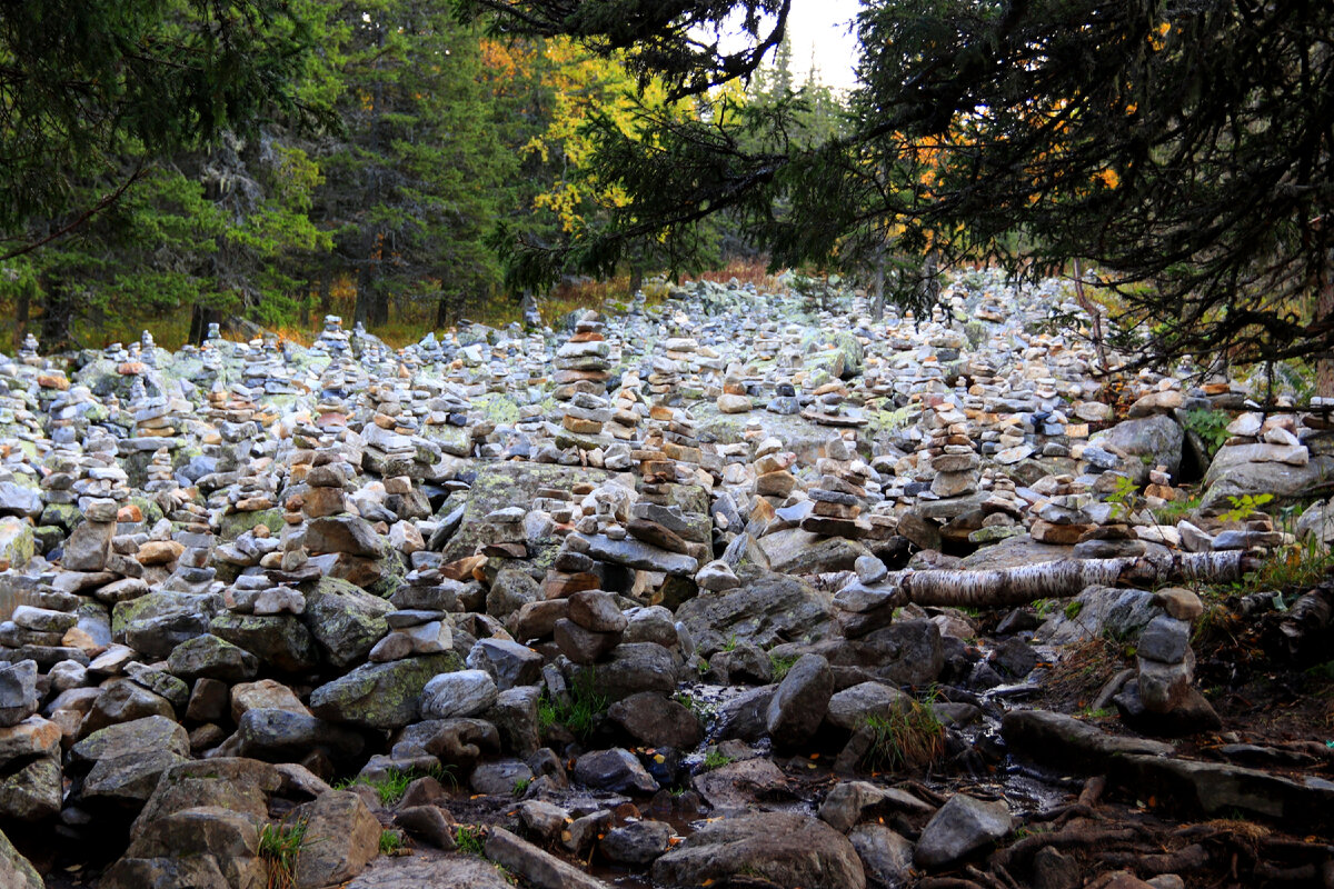 Многочисленные каменные туры, сложенные туристами на пути к вершине – ещё одно проявление веры в "места силы", своеобразные "жертвы", оставленные духу горы 
