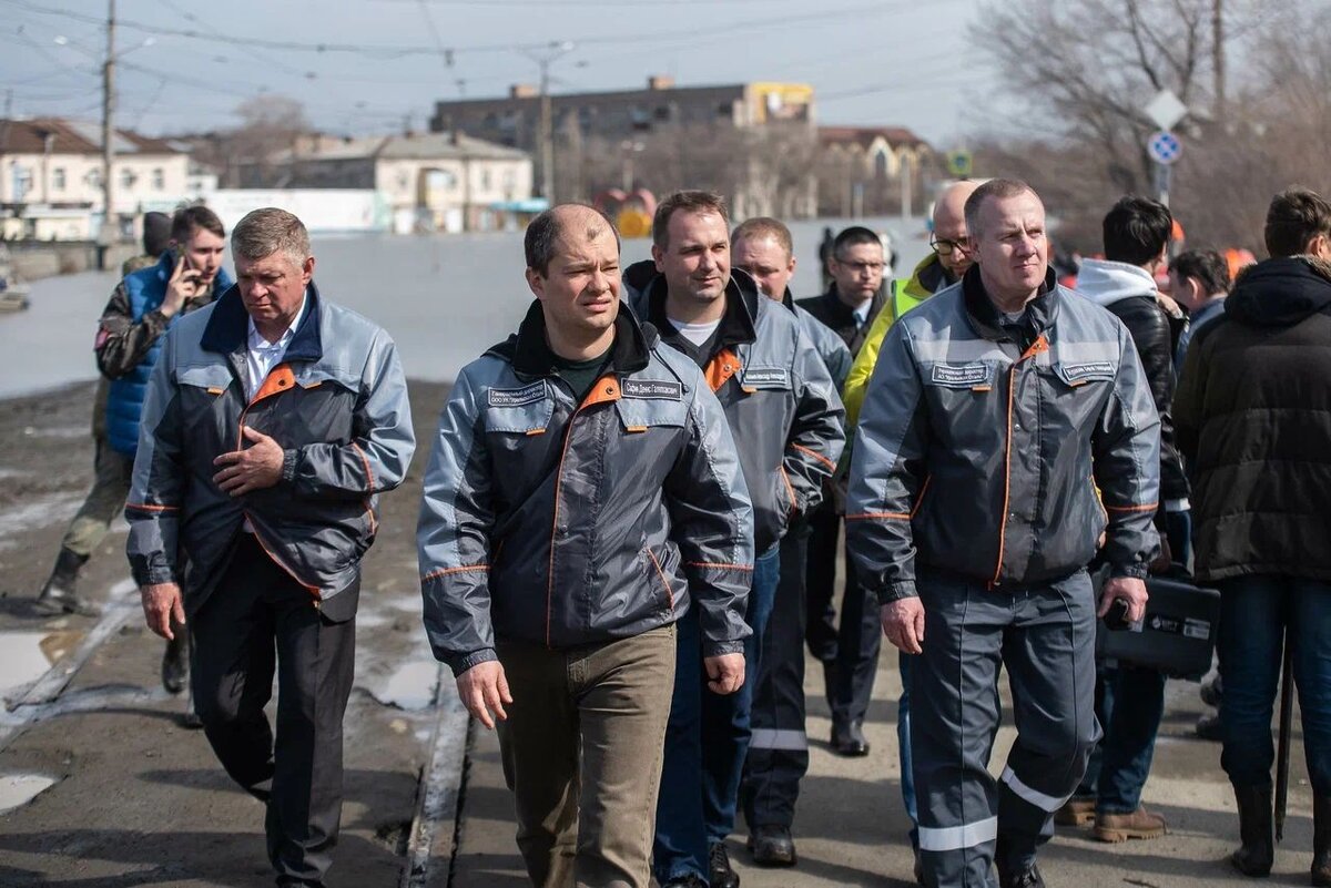 В первые сутки спала всего 49 минут»: волонтеры из Новотроицка с первых же  дней ЧС бросились на помощь пострадавшим от паводка в Орске |  KP.RU:Комсомольская правда | Дзен