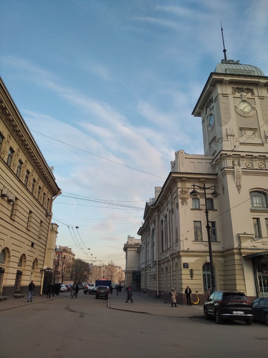Слева — павильон Пушкинской. Справа — вокзал
