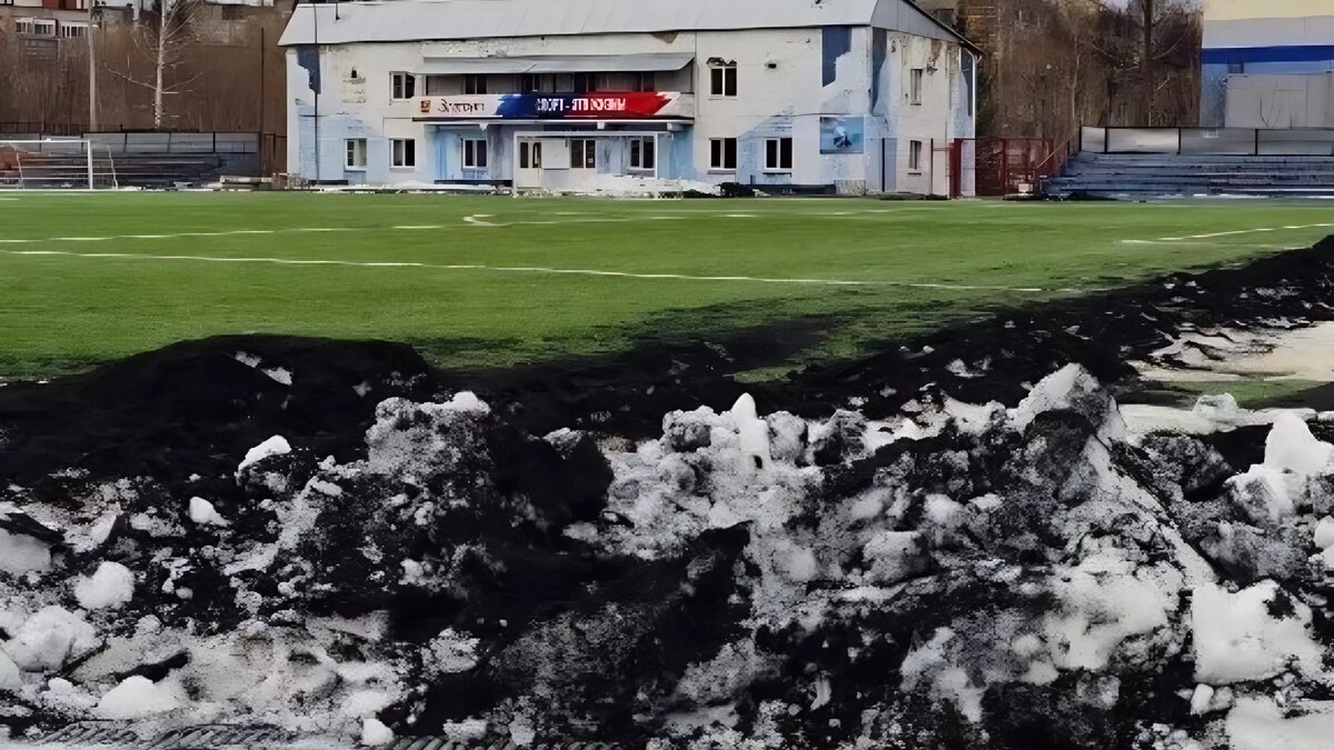     Жители Златоуста пожаловались в группе во ВКонтакте «ЧП/ДТП Златоуст» на неправильную уборку стадиона «Таганай».