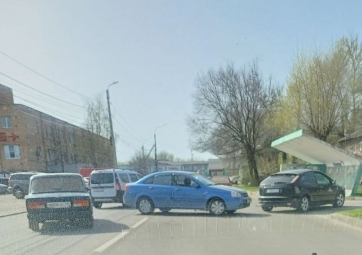    В Курске в районе 6-ой поликлиники столкнулись две машины