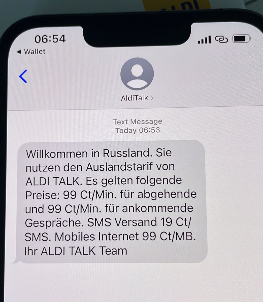 "Всякому яблоку нужны зарядка и сеть, И ты, как твой айфон — можешь внезапно сесть."(с) А вот и Афоня друга и заветный месседж из Германии:)