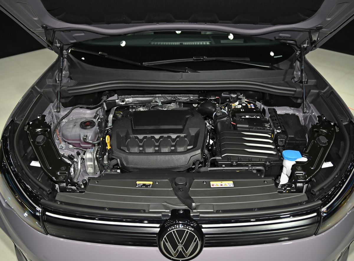 Моторный отсек Volkswagen Tiguan L Pro 