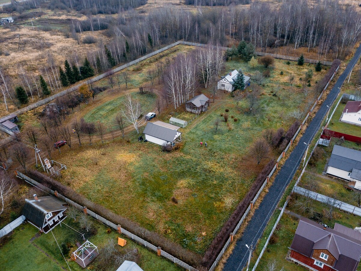 В правом нижнем углу сейчас построен дом. Но почему-то у меня не нашлось фотографии с ним с этого ракурса.