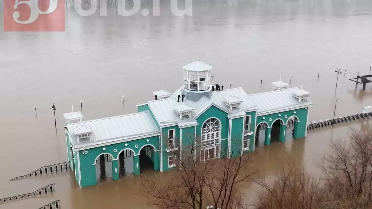 Железная дорога скрылась под водой: как выглядит сейчас набережная в  Оренбурге? | 56orb.ru | Дзен