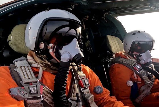    Экипаж истребителя-бомбардировщика Су-34 во время боевой работы