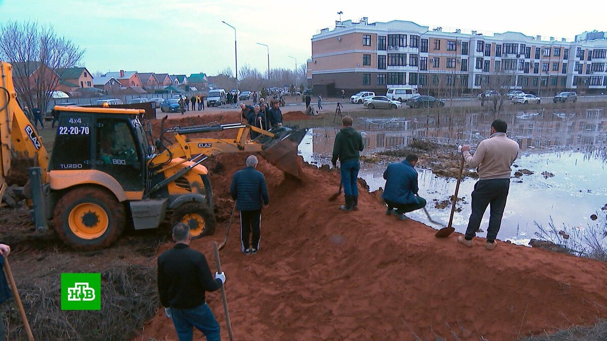    «Землю покупаем сами»: жители Оренбурга строят дамбу, чтобы спасти свои дома