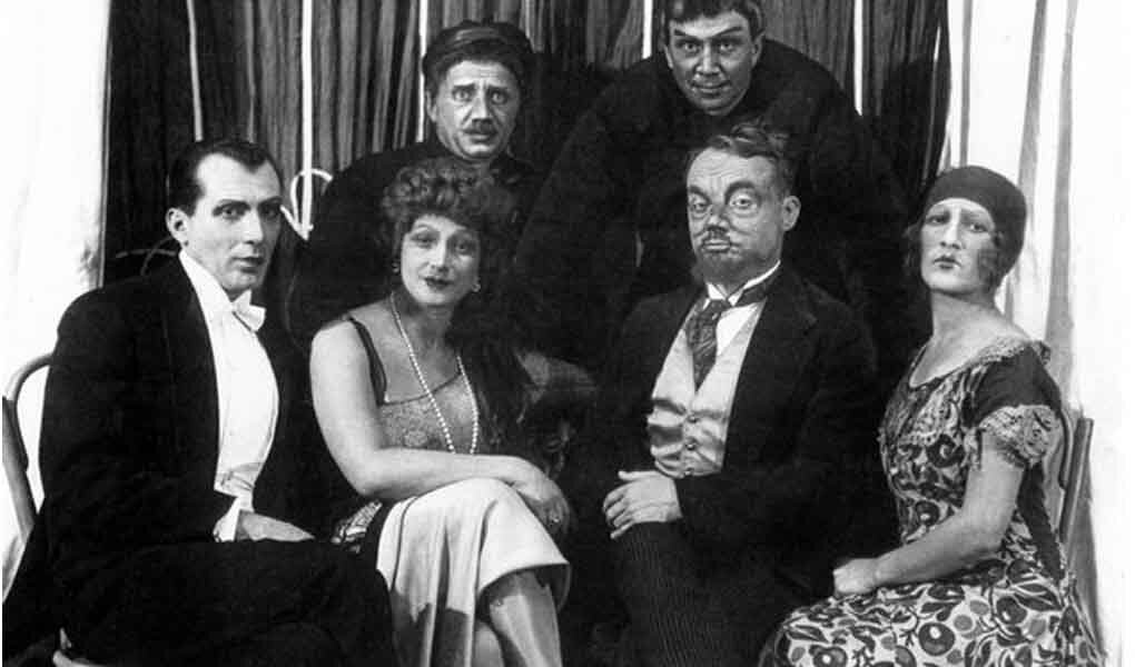 Михаил Афанасьевич Булгаков среди актёров МХАТа 1930 год