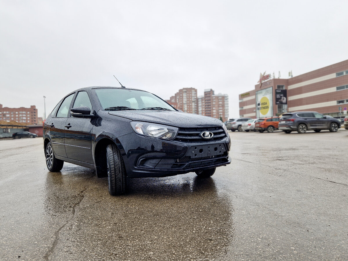 Как видите, автомобиль выполнен в заводском пакете "Антихром".