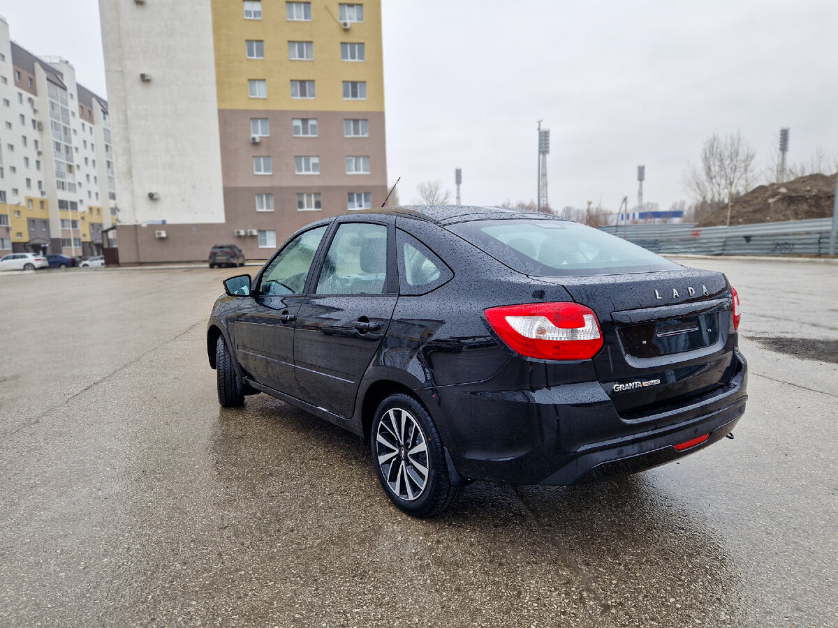 Приобретённый автомобиль - LADA Granta лифтбек в бесплатном цвете "Пантера".