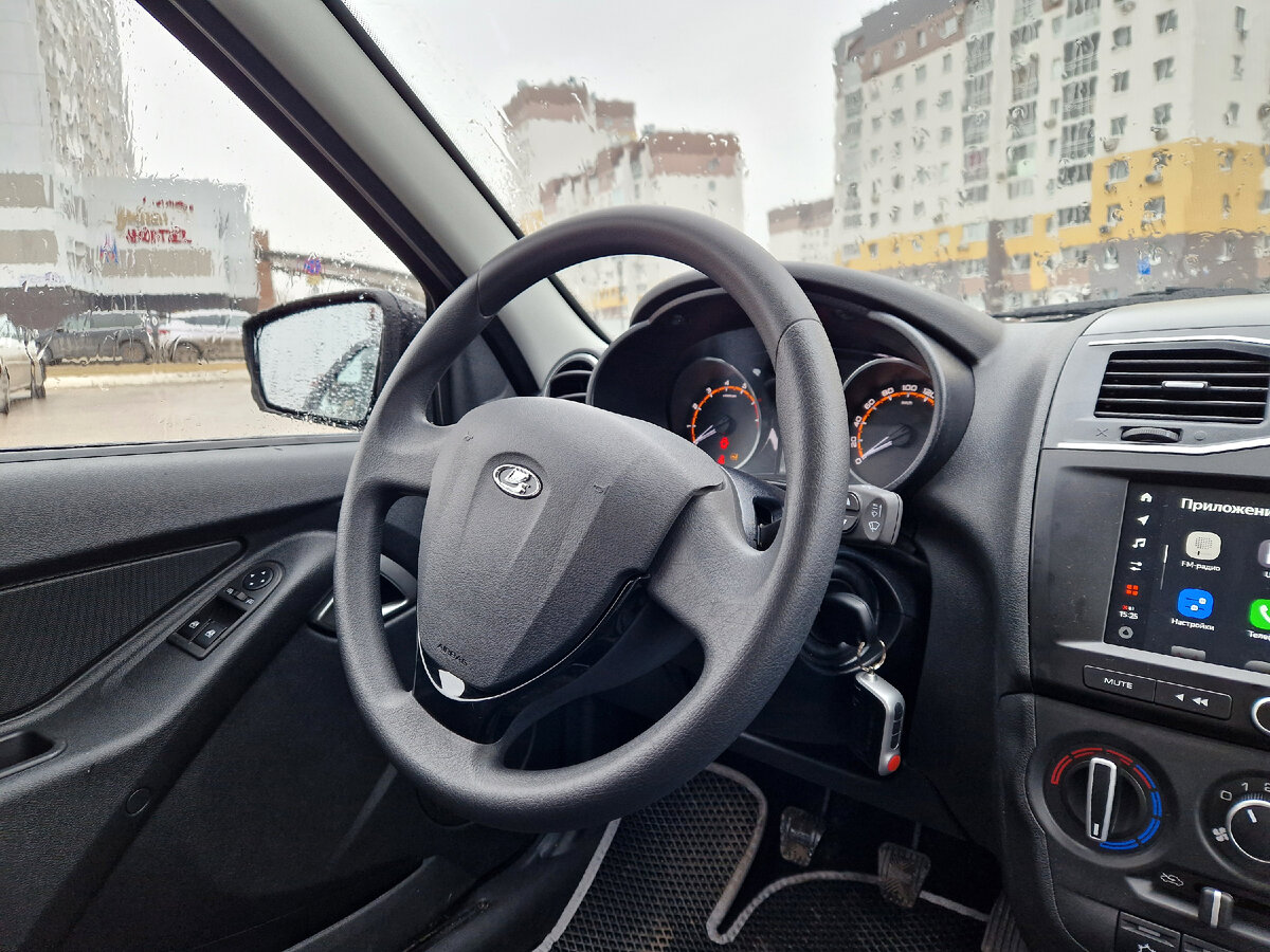 "Антихром" выполнен и в салоне. Почти все некогда блестючие элементы в машине чёрные.