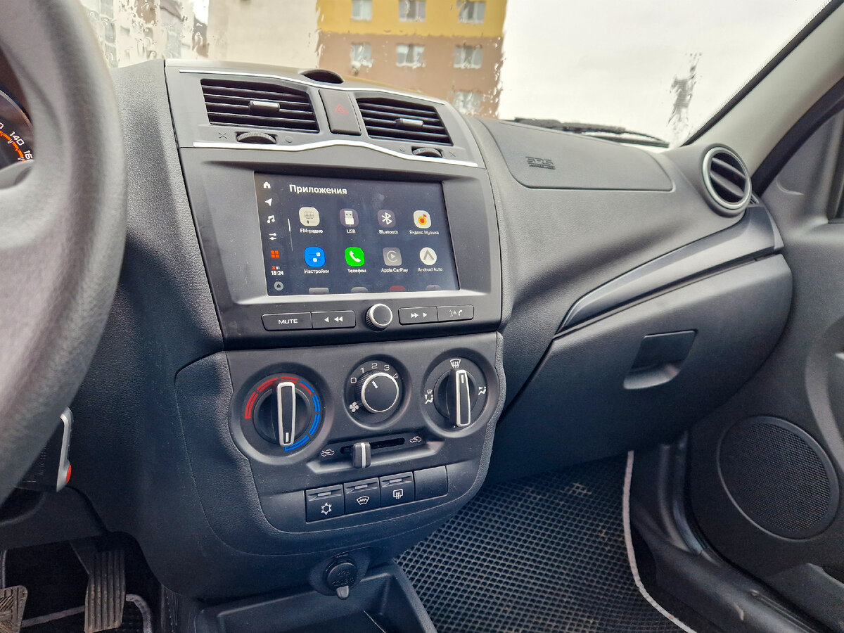 Из особо радостного в авто присутствует мультимедиа с камерой заднего вида и кондёр.