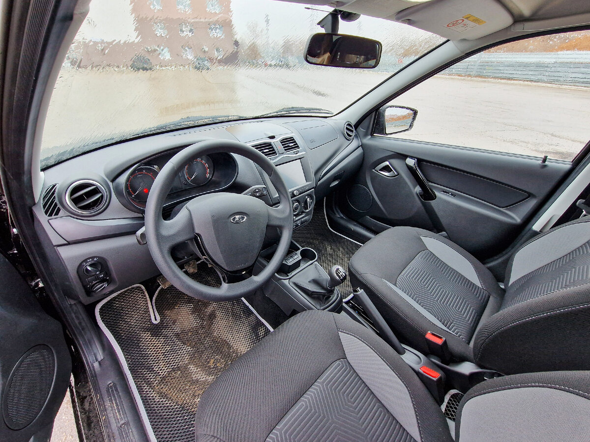 Кстати, подушки на Гранте отныне снова имеются. Здесь их АЖ целых две штуки.