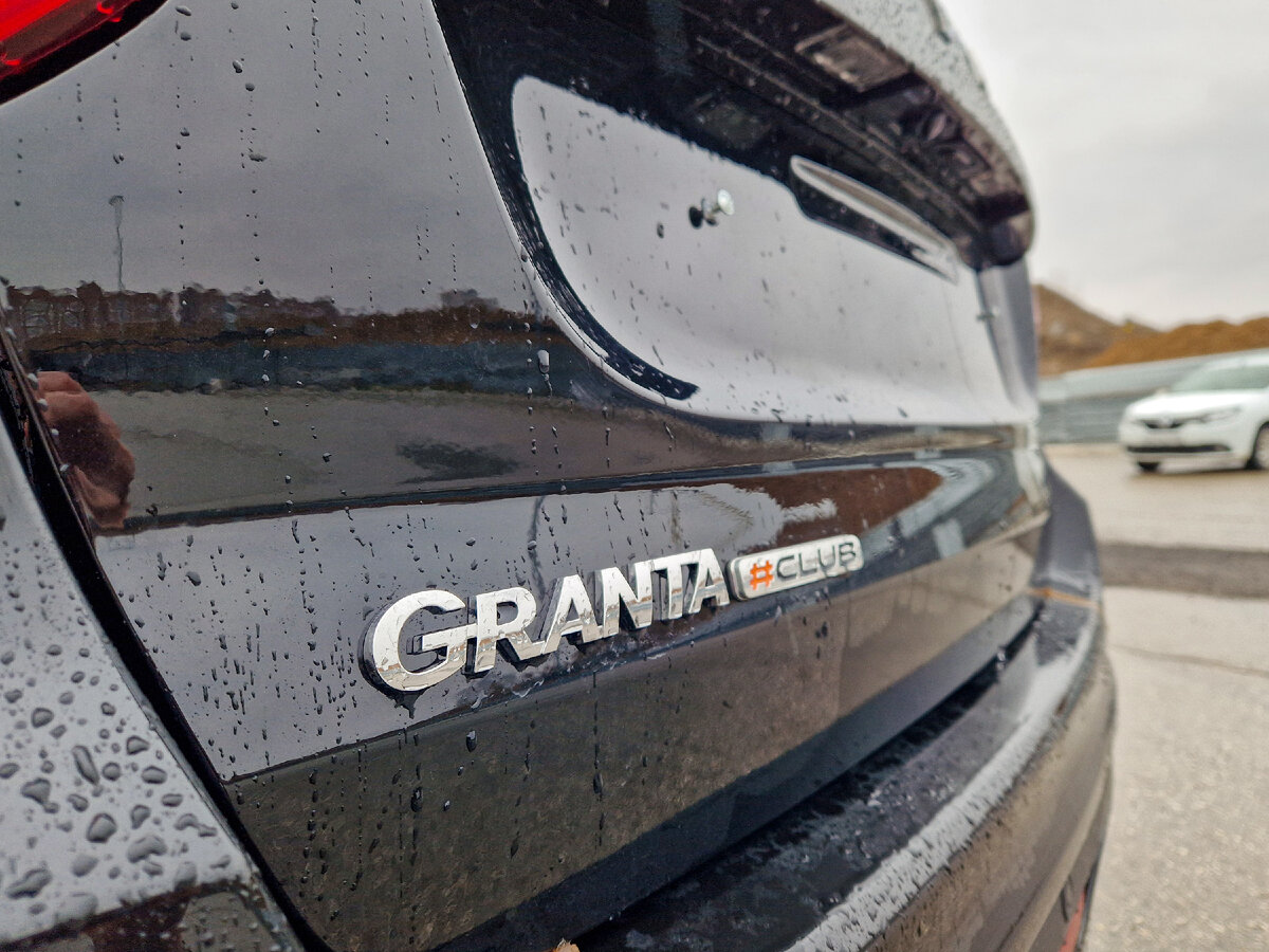 Интересная особенность автомобиля, это шильдик с названием комплектации.