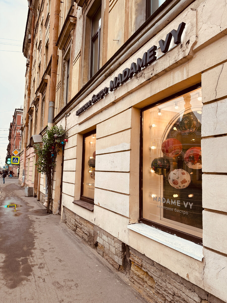 Вход в бистро с Малого проспекта