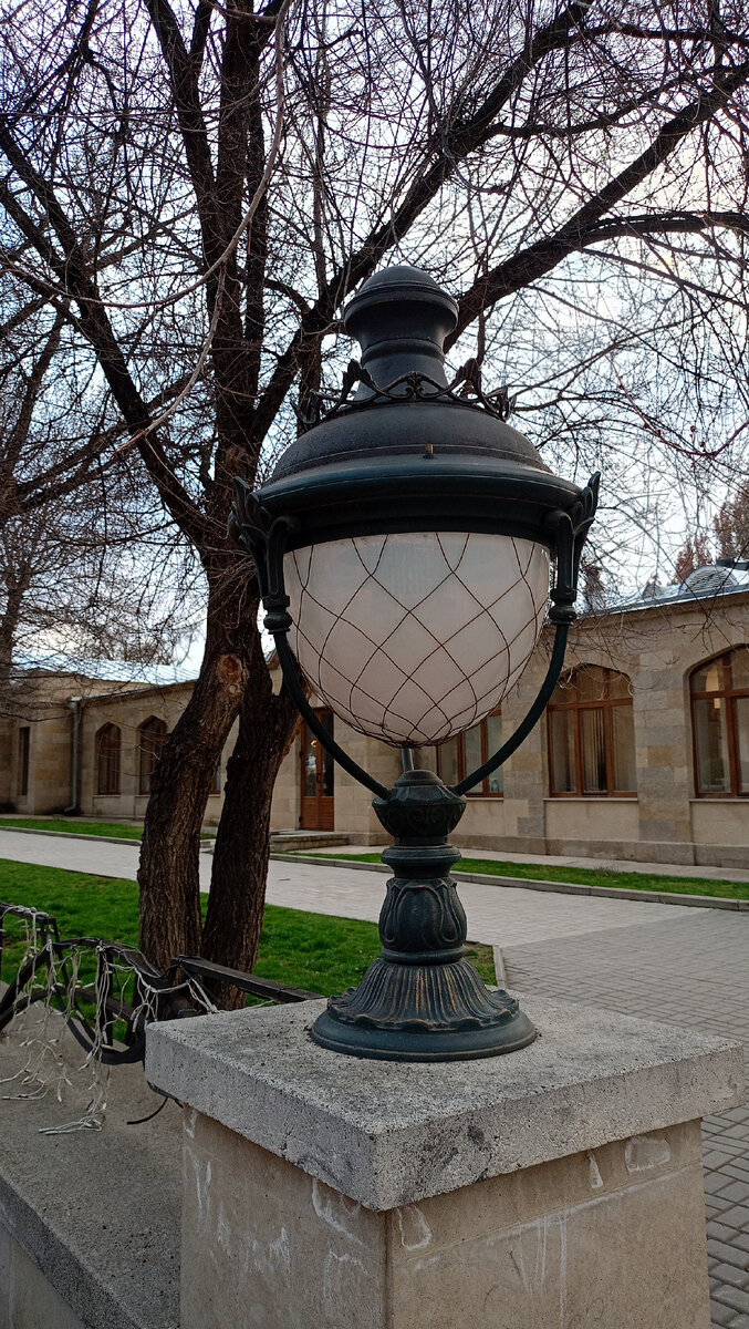 Начало улицы Реброва рядом с Галереей