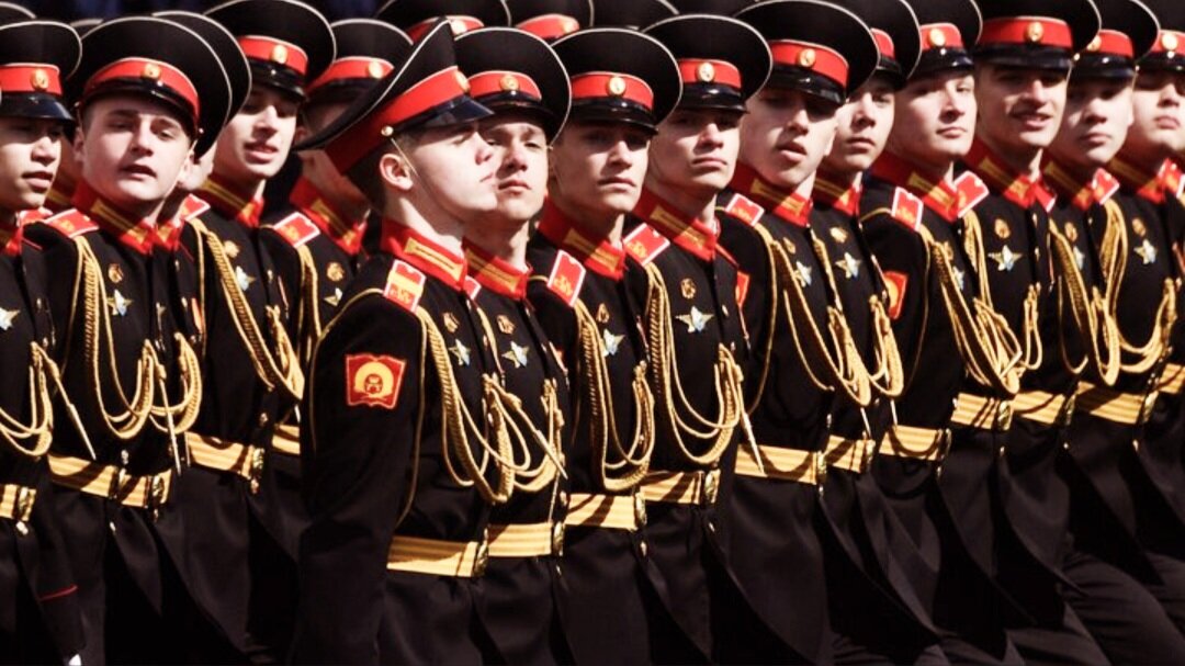 Кто не брезгает солдатской задницей,Тому и фланговый служит племянницей!