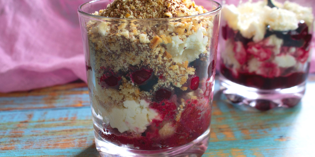 Быстрый десерт в стакане из печенья с вишней Черный лес