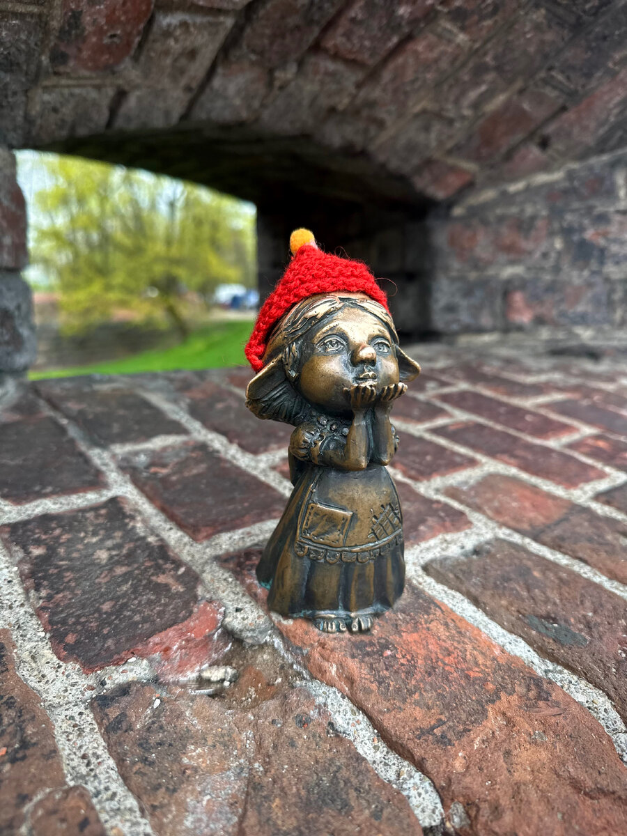 Фото автора. Мама-хомлин, которую нарядили в теплую шапочку. И правильно! Холодно сегодня! Листайте, на втором фото немного башни Врангеля. 
