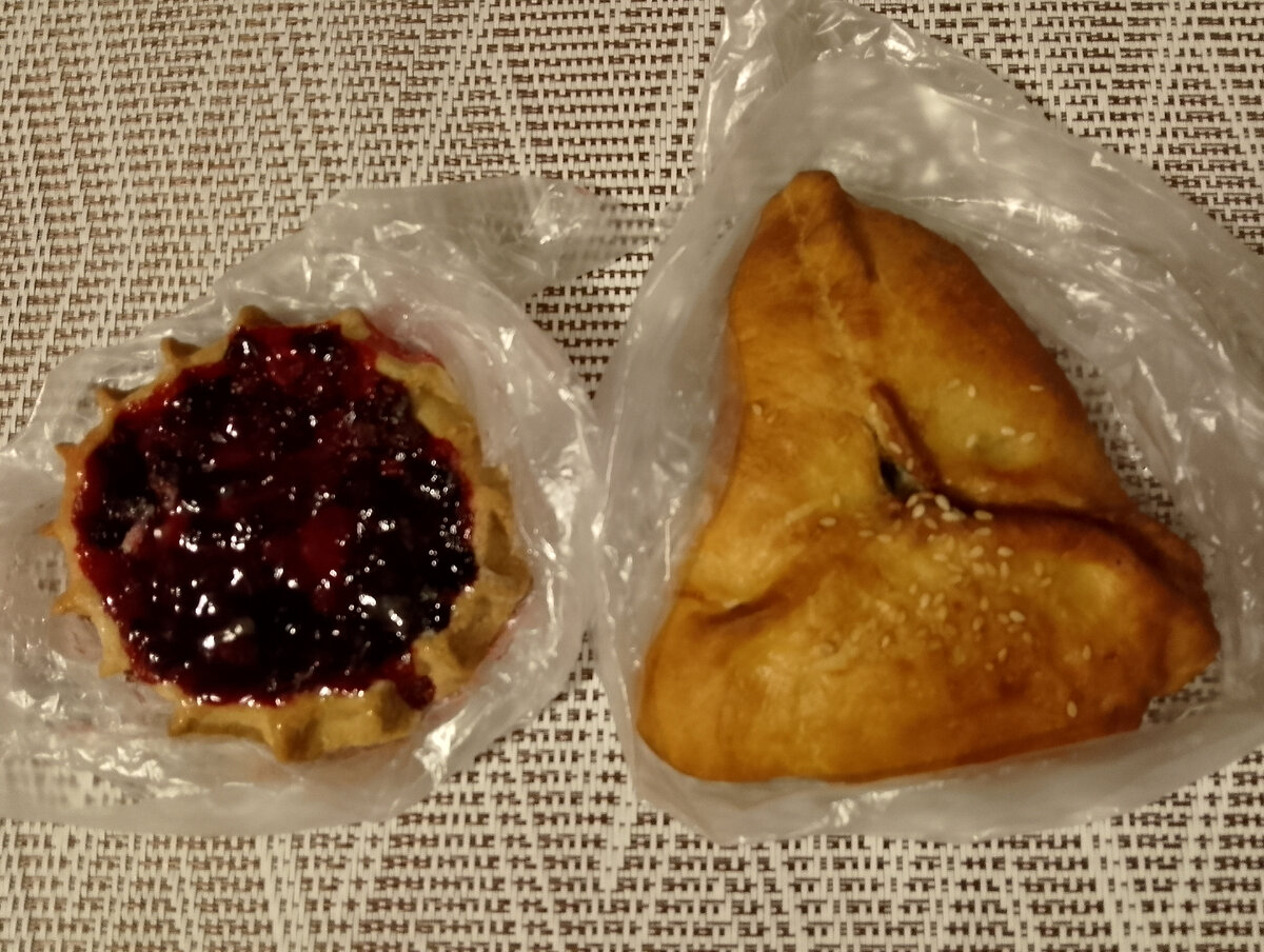 Пирожки из кондитерской, фото автора