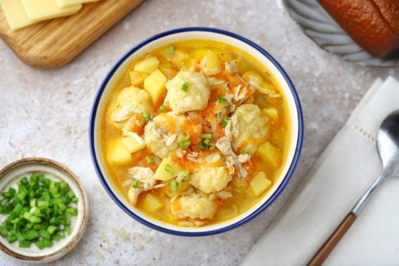 Подача:

	•	Суп с клецками подается горячим.
	•	При подаче можно дополнить сметаной или добавить лимонный кусочек для освежающего вкуса.