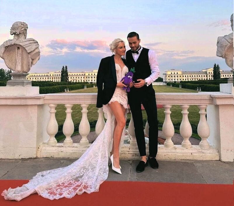 Клава Кока с возлюбленным.