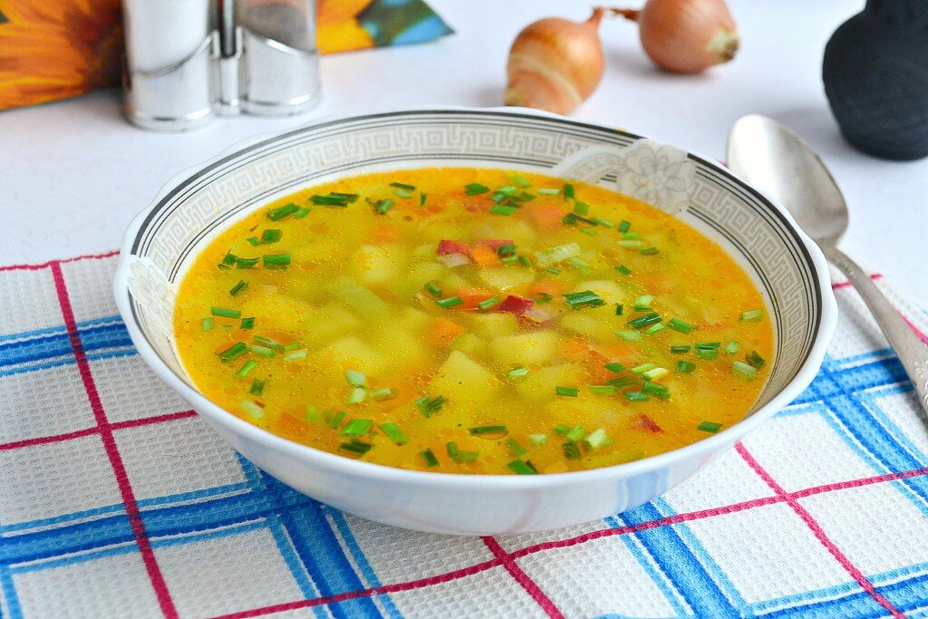 Подсказки:

	•	Для более насыщенного вкуса можно добавить немного сливок или сметаны перед подачей.
	•	Если хотите более густого супа, можно размять немного картофеля в процессе варки.
	•	Этот суп также отлично сочетается с ломтями жареного бекона или копченой ветчины для более насыщенного вкуса.

