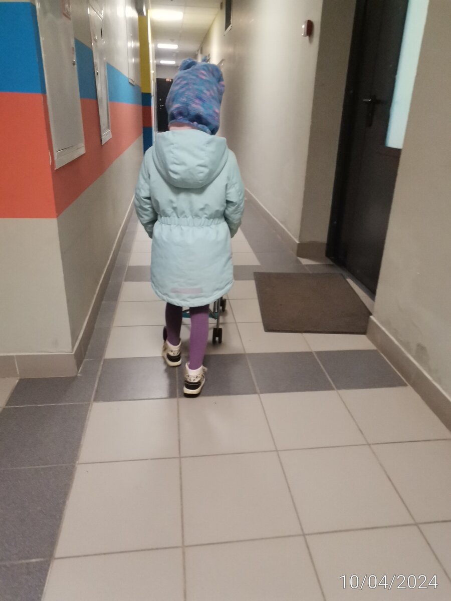 Агния пошла гулять.