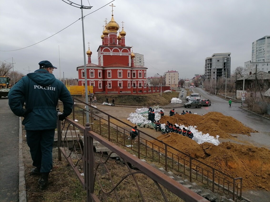 В Кургане строят укрепление вдоль всей дамбы.  Фото: Фото: ФедералПресс / Анастасия Куликовских