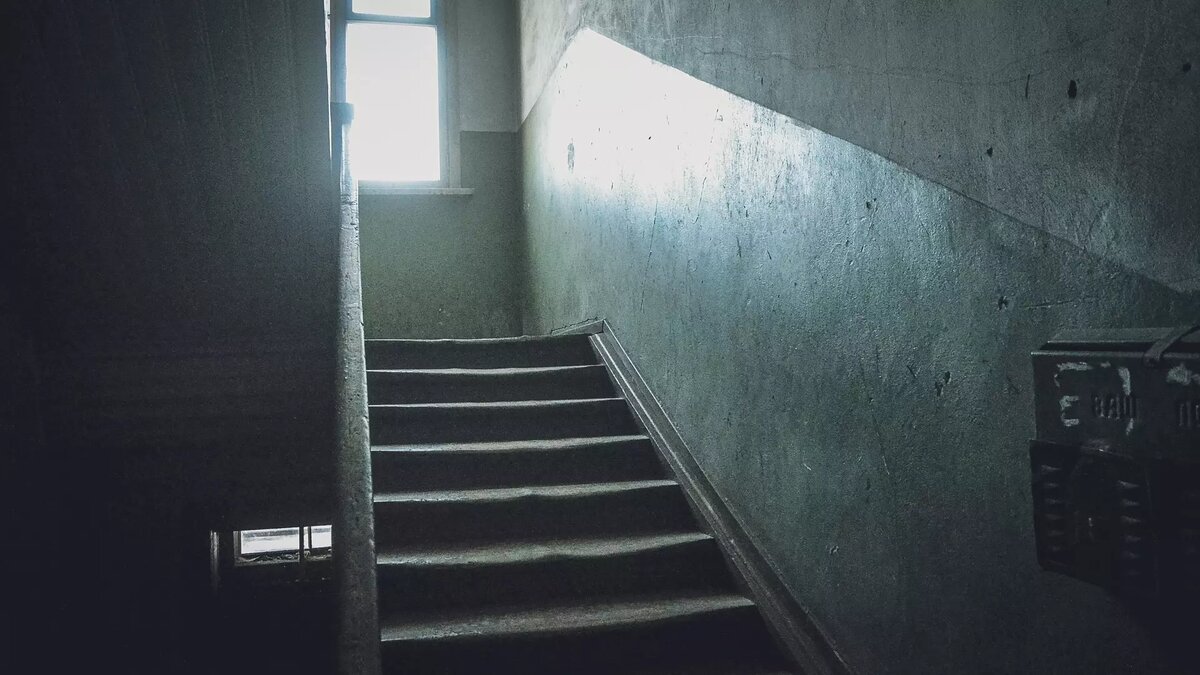     Жители дома №3/1 по улице Толстого в Альметьевске уже 10 лет жалуются на протекающую крышу. За это время ни одна из попыток отремонтировать кровлю не увенчалась успехом. Об этом Inkazan рассказал один из владельцев квартир в многоэтажке Сергей.