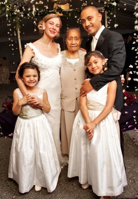 Свадьба после освобождения. Он, она, его мать и их дети. Фото из открытых источников