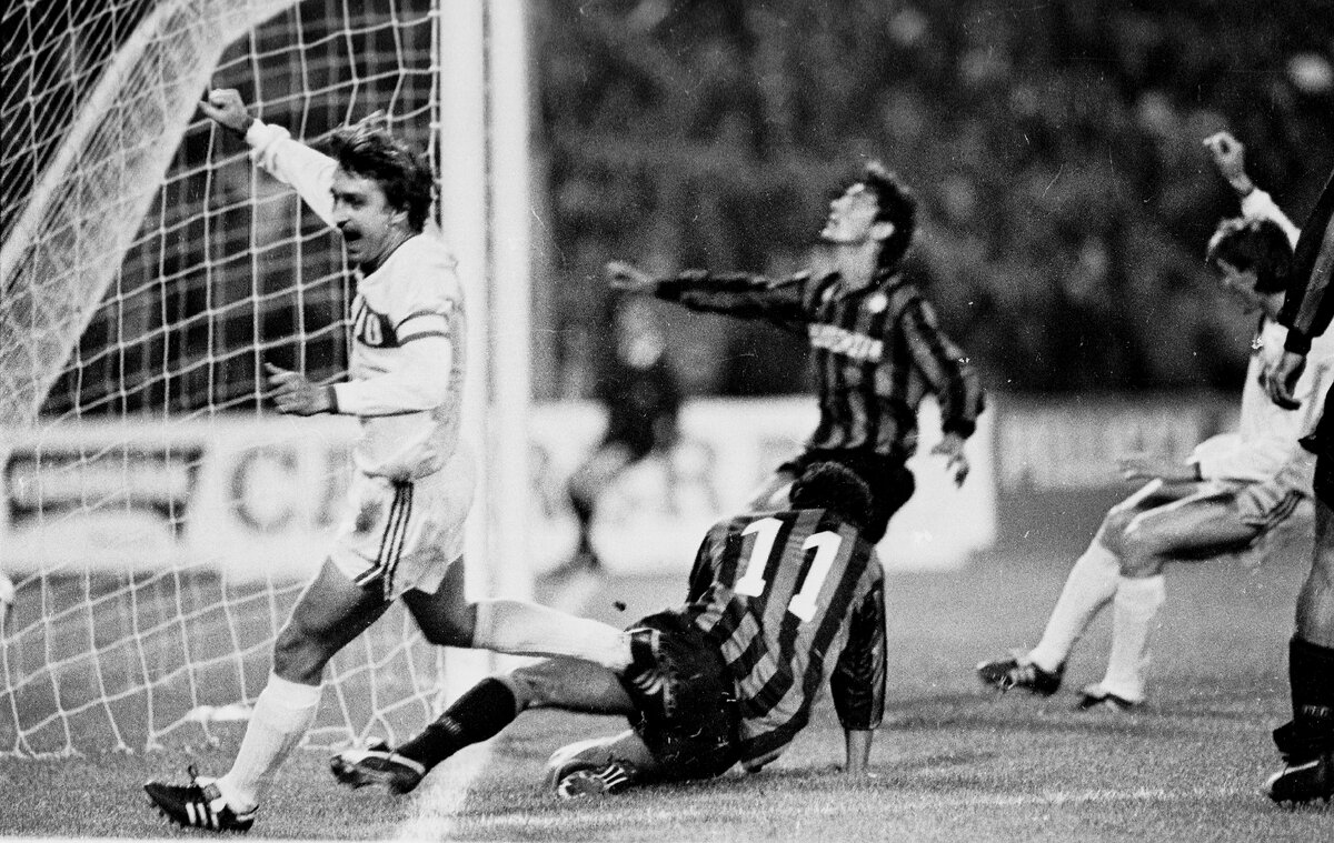 27 сентября 1989 года. Москва. «Спартак» - «Аталанта» - 2:0. 28-я минута. Только что Федор Черенков открыл счет. Фото Александра Федорова, «СЭ»