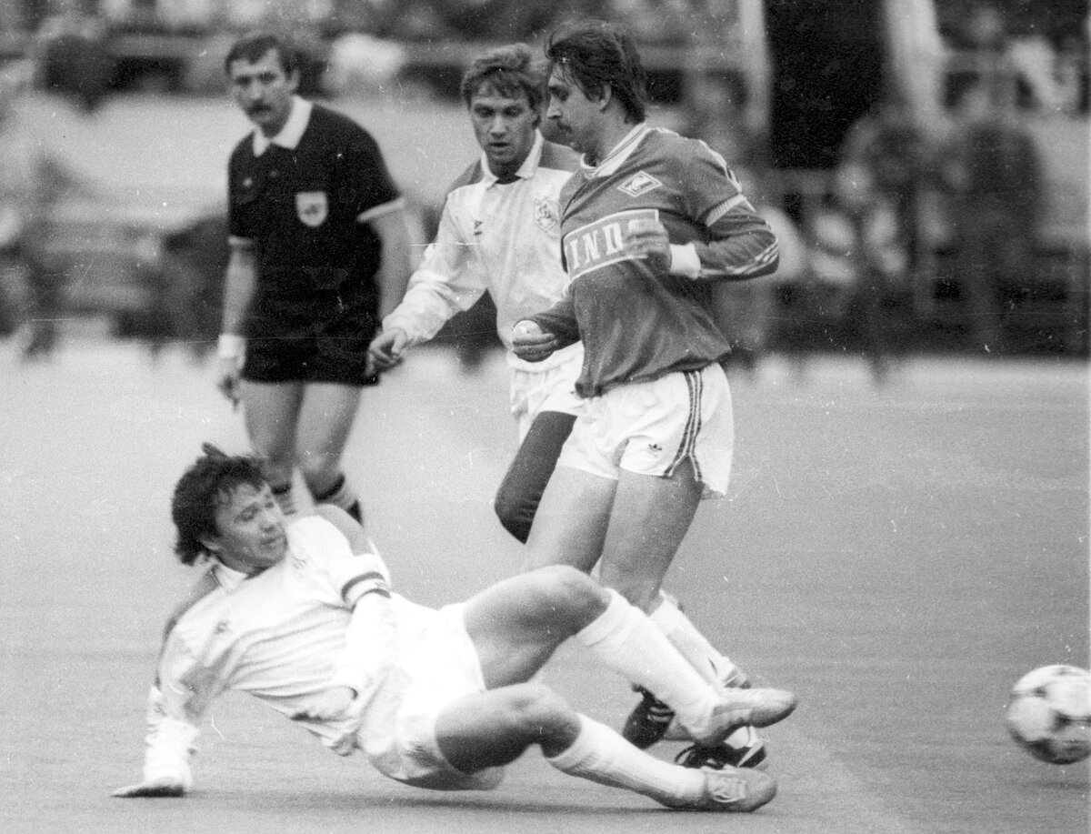 10 апреля 1990 года. «Спартак» - «Динамо» - 1:2. Подкат Виктора Лосева против Федора Черенкова. Фото Александра Федорова, «СЭ»