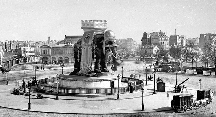 Странная для Парижа скульптура с необычной, но печальной историей. /Фото: 5respublika.com