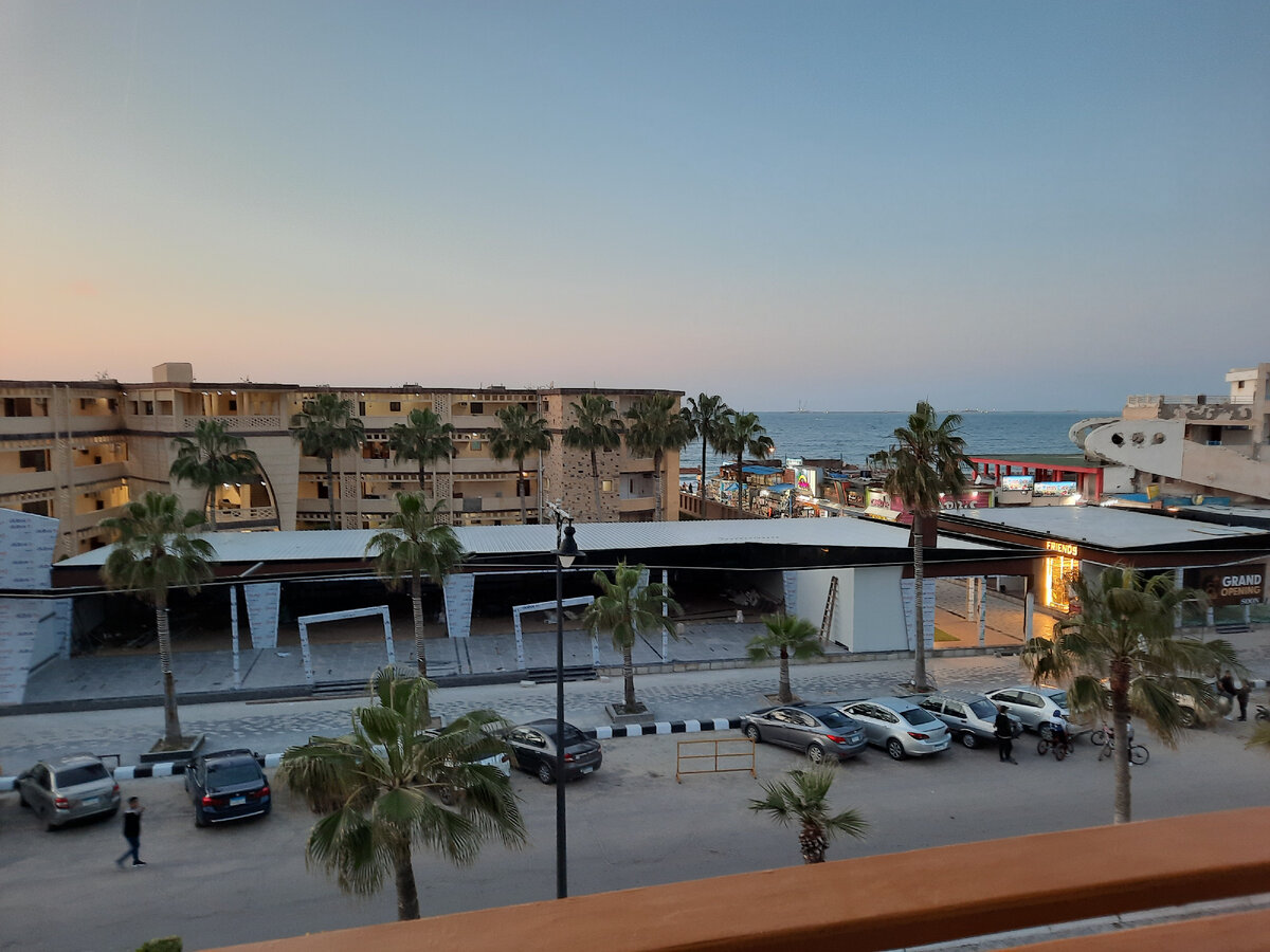 Раньше здания впереди не было. Маамура на закате, апрель 2024, Египет.