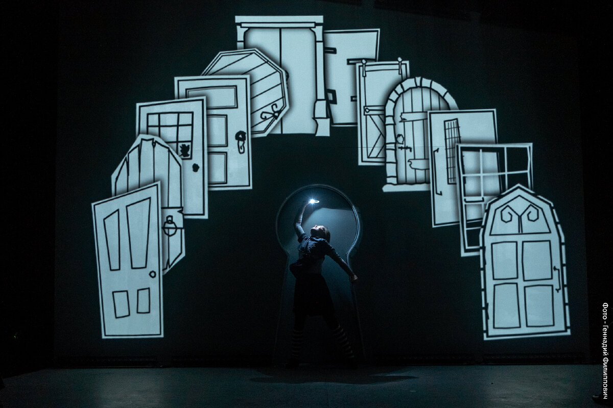 Коралина войдет в 13-ю дверь по счету - там-то и ждут приключения!