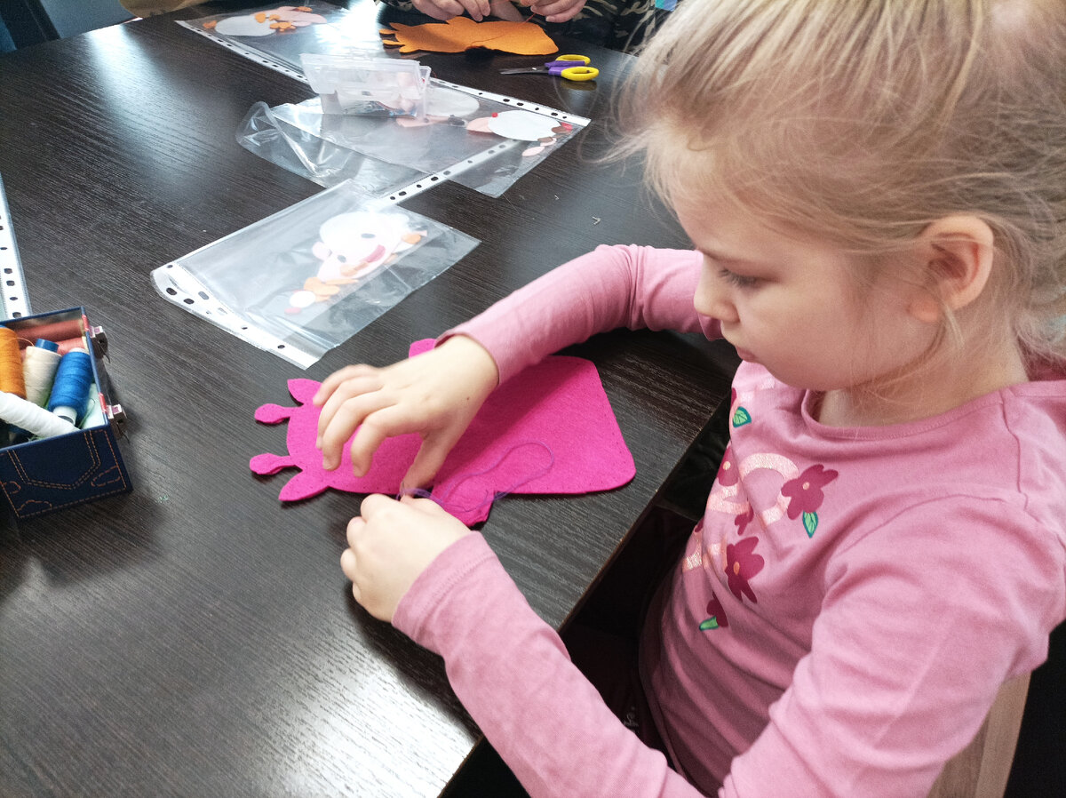 Учимся шить на развивающих занятиях, в воскресенье ходили, нужно дома организовать