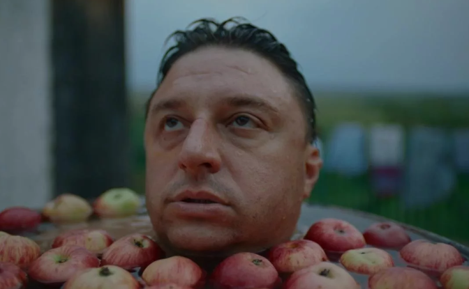 кадр из сериала "Жуки"