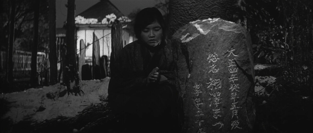 Садако у могилы своей бабушки Мацу (кадр из фильма)