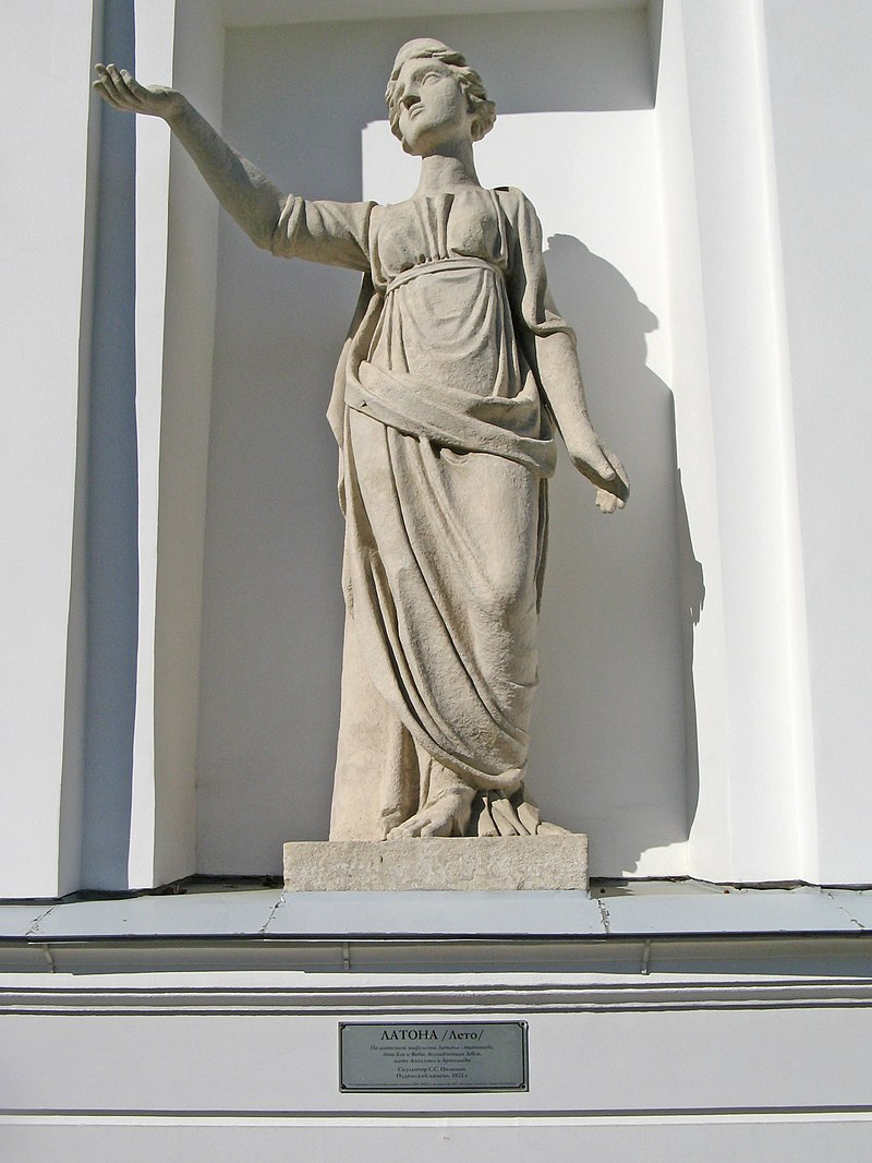 Статуя Латоны в Елагином дворце, Санкт-Петербург. Источник: https://commons.wikimedia.org/wiki/File:%D0%95%D0%BB%D0%B0%D0%B3%D0%B8%D0%BD_%D0%BE%D1%81%D1%82%D1%80%D0%BE%D0%B2._%D0%9A%D1%83%D1%85%D0%BE%D0%BD%D0%BD%D1%8B%D0%B9_%D0%BA%D0%BE%D1%80%D0%BF%D1%83%D1%81._%D0%9B%D0%B0%D1%82%D0%BE%D0%BD%D0%B0.jpg#/media/File:%D0%95%D0%BB%D0%B0%D0%B3%D0%B8%D0%BD_%D0%BE%D1%81%D1%82%D1%80%D0%BE%D0%B2._%D0%9A%D1%83%D1%85%D0%BE%D0%BD%D0%BD%D1%8B%D0%B9_%D0%BA%D0%BE%D1%80%D0%BF%D1%83%D1%81._%D0%9B%D0%B0%D1%82%D0%BE%D0%BD%D0%B0.jpg
