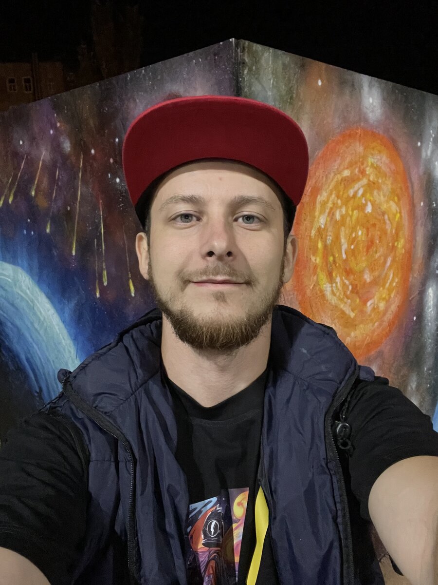 Андрей Красс на фоне своего граффити-рисунка на фестивале