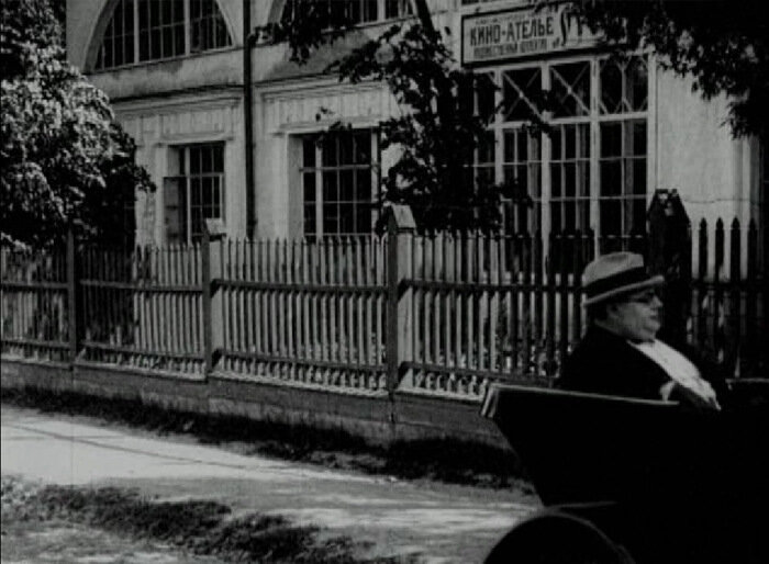 "Папиросница от Моссельпрома",  1924  https://www.kino-teatr.ru/kino/movie/sov/4976/annot/