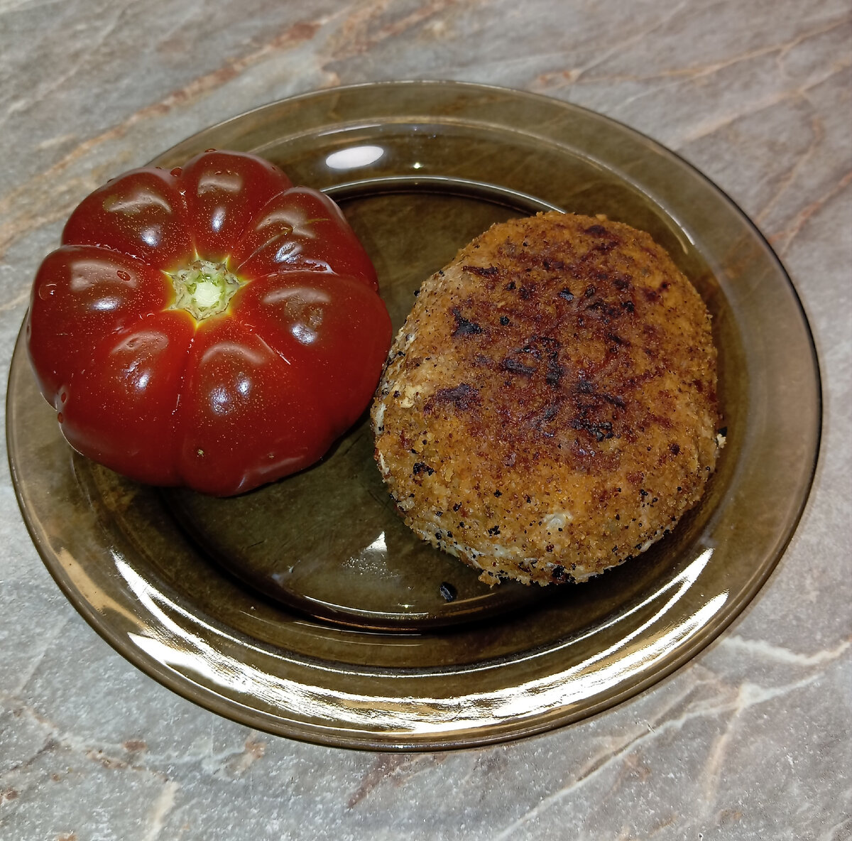 Котлетка  рыбная-170гр, помидорчик-170гр