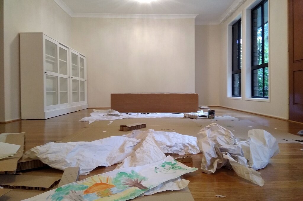 Бумажки с пола я убрала уже давно. :) Старая полка, что на полу, покрашена в белый цвет и поставлена в нишу. Икеевсий шкафчик заставлен посудой. А диван всё не везут! Фото из домашнего архива.