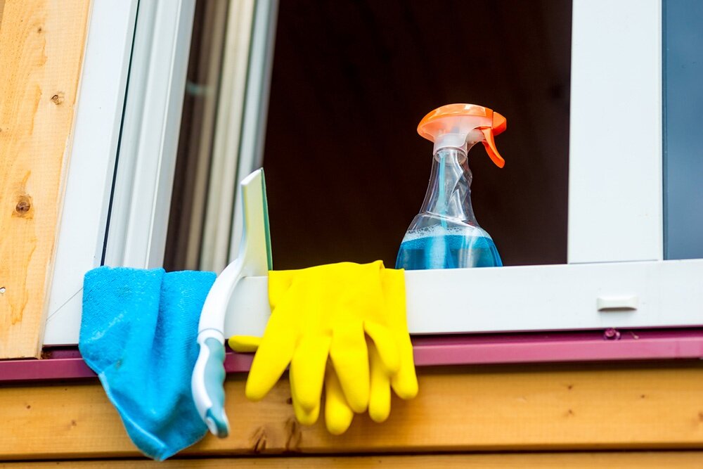    Микрофибра, скребок, перчатки и средство для мытья окон. / Фото: iStock