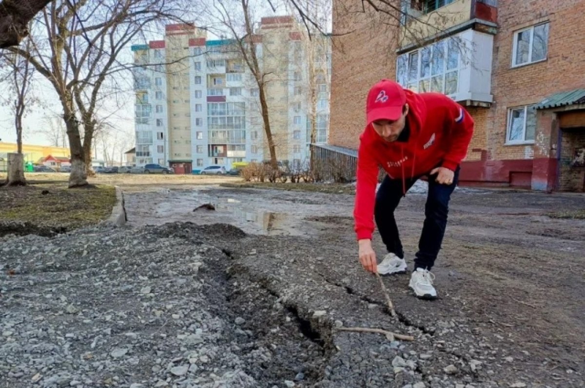    Кемеровчане жалуются на ямы по пояс во дворе на ул. Металлистов