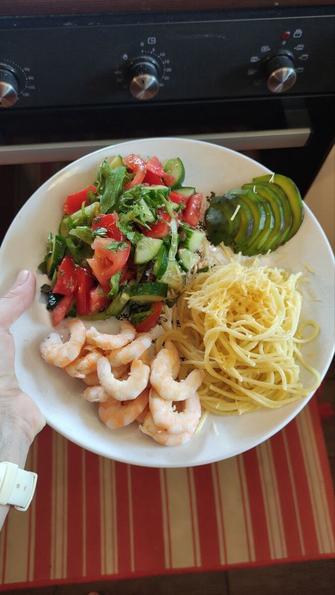 Спагетти с сыром, креветками и овощным салатом с авокадо