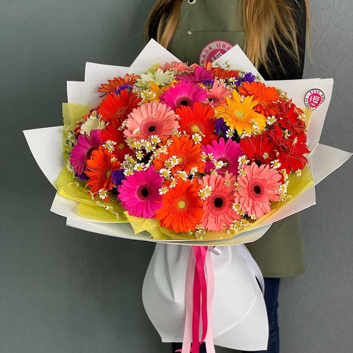 Букеты с разноцветными герберами и матрикарией